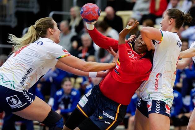Posten Cup Norway Spain Sotra 20251120 Norway s Kristine Breistol left during the handball match between Norway and Spain during the Posten Cup in Sotra Arena Photo Paul S Amundsen NTB Sotra Norway EDITORIAL USE ONLY RESTRICTED USE FOR BETTING COMPANIES  Copyright: xPaulxS.xAmundsenx xNTBx