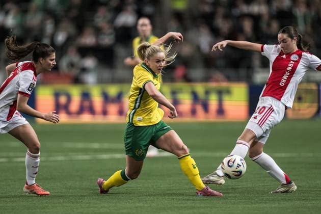 251120 Danique Noordman and Isa Colin of Ajax and Anna Josendal of Hammarby during the UEFA Women s Europa Cup football match between Hammarby and Ajax on November 20, 2025 in Stockholm Photo Emma Wallskog BILDBYRAN COP 320 EW0590 fotboll football soccer fotball europa cup hammarby ajax uefa womens europa cup dam bbeng  Copyright: EMMAxWALLSKOG BB251120EW032