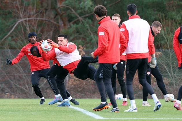 20 11 2025, xrekx, Football 2 Bundesliga, 1 FC Kaiserslautern Training v l Simon Simoni 1 FC Kaiserslautern DFL DFB REGULATIONS PROHIBIT ANY USE OF PHOTOGRAPHS as IMAGE SEQUENCES and or QUASI VIDEO Kaiserslautern