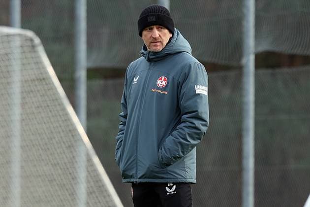 20 11 2025, xrekx, Soccer 2 Bundesliga, 1 FC Kaiserslautern Training v l Torsten Lieberknecht Trainer 1 FC Kaiserslautern DFL DFB REGULATIONS PROHIBIT ANY USE OF PHOTOGRAPHS as IMAGE SEQUENCES and or QUASI VIDEO Kaiserslautern