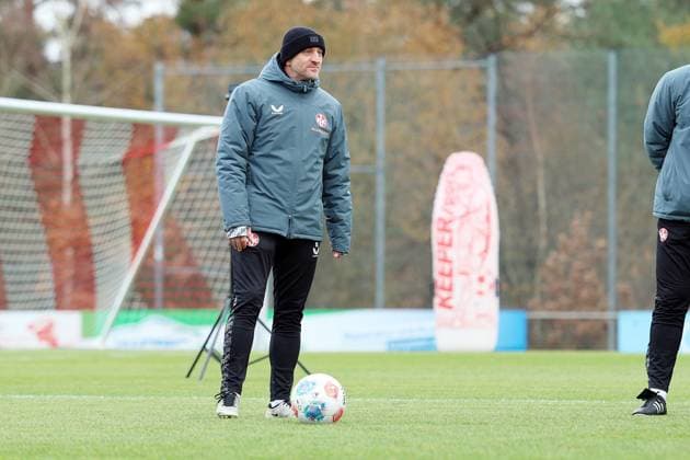 20 11 2025, xrekx, Soccer 2 Bundesliga, 1 FC Kaiserslautern Training v l Torsten Lieberknecht Trainer 1 FC Kaiserslautern DFL DFB REGULATIONS PROHIBIT ANY USE OF PHOTOGRAPHS as IMAGE SEQUENCES and or QUASI VIDEO Kaiserslautern