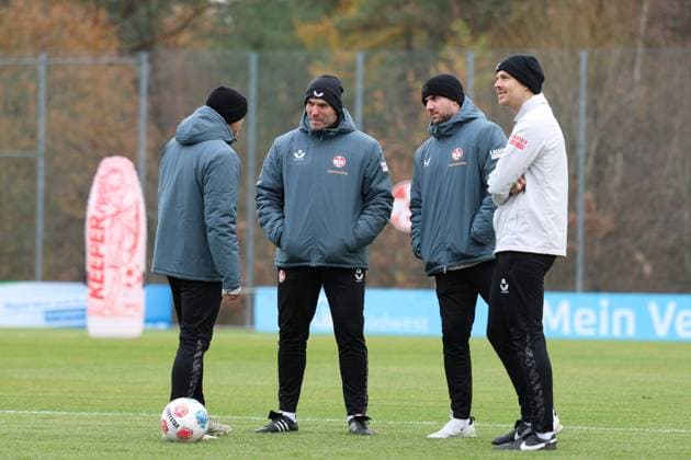 20 11 2025, xrekx, Fußball 2 Bundesliga, 1 FC Kaiserslautern Training v l Torsten Lieberknecht Trainer 1 FC Kaiserslautern Carsten Rump Co Trainer 1 FC Kaiserslautern Max Lieberknecht Videoanalyst 1 FC Kaiserslautern Jimmy Lohberg Performance Manager 1 FC Kaiserslautern DFL DFB REGULATIONS PROHIBIT ANY USE OF PHOTOGRAPHS as IMAGE SEQUENCES and or QUASI VIDEO Kaiserslautern