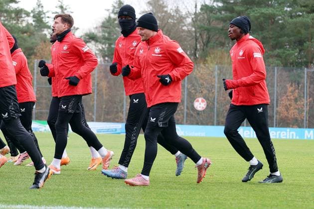 20 11 2025, xrekx, Football 2 Bundesliga, 1 FC Kaiserslautern Training v l Daniel Hanslik 1 FC Kaiserslautern Maxwell Gyamfi 1 FC Kaiserslautern Marlon Ritter 1 FC Kaiserslautern Dickson Abiama 1 FC Kaiserslautern DFL DFB REGULATIONS PROHIBIT ANY USE OF PHOTOGRAPHS as IMAGE SEQUENCES and or QUASI VIDEO Kaiserslautern