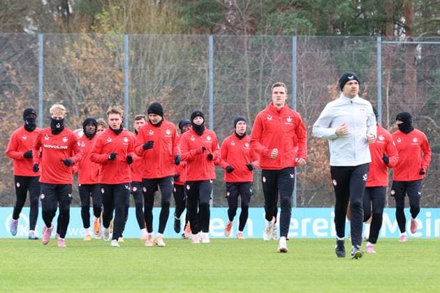 20 11 2025, xrekx, soccer 2 Bundesliga, 1 FC Kaiserslautern Training v l Mika Haas 1 FC Kaiserslautern Naatan Skyttä Skyttae 1 FC Kaiserslautern Paul Joly 1 FC Kaiserslautern Tobias Raschl 1 FC Kaiserslautern Fabian Kunze 1 FC Kaiserslautern Jimmy Lohberg Performance Manager 1 FC Kaiserslautern DFL DFB REGULATIONS PROHIBIT ANY USE OF PHOTOGRAPHS as IMAGE SEQUENCES and or QUASI VIDEO Kaiserslautern