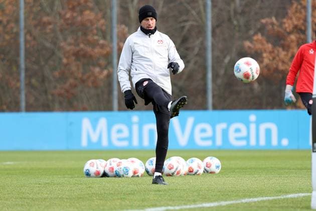 20 11 2025, xrekx, Soccer 2 Bundesliga, 1 FC Kaiserslautern Training v l Sören Soeren Rittmeier Goalkeeper Coach 1 FC Kaiserslautern DFL DFB REGULATIONS PROHIBIT ANY USE OF PHOTOGRAPHS as IMAGE SEQUENCES and or QUASI VIDEO Kaiserslautern