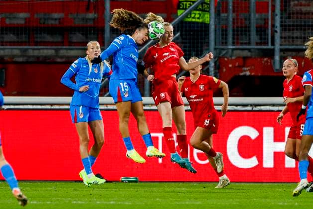 Silvia Lloris of Atletico Madrid and Anna Knol of FC Twente compete for the headed ball FC Twente v Club Atletico de Madrid, UEFA Women s Champions League 2025 26 League Phase MD4, FC Twente v Club Atletico de Madrid, FC Twente Stadion, November 20, 2025, Enschede, Netherlands.