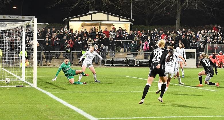 20 11 2025, xhbx, Football UEFA Women EuropaCup, Eintracht Frankfurt Women PSV Eindhoven v l Goal scored, Goal to 2 1 by Laura Freigang Eintracht Frankfurt Women , Niccky Evard PSV Endhoven cannot hold the ball DFL DFB REGULATIONS PROHIBIT ANY USE OF PHOTOGRAPHS as IMAGE SEQUENCES and or QUASI VIDEO Frankfurt