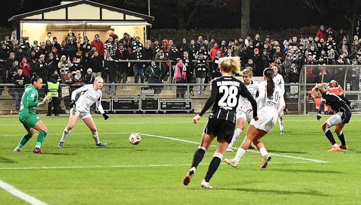 20 11 2025, xhbx, Football UEFA Women EuropaCup, Eintracht Frankfurt Women PSV Eindhoven v l Goal scored, Goal to 2 1 by Laura Freigang Eintracht Frankfurt Women , Niccky Evard PSV Endhoven cannot hold the ball DFL DFB REGULATIONS PROHIBIT ANY USE OF PHOTOGRAPHS as IMAGE SEQUENCES and or QUASI VIDEO Frankfurt