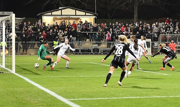 20 11 2025, xhbx, Football UEFA Women EuropaCup, Eintracht Frankfurt Women PSV Eindhoven v l Goal scored, Goal to 2 1 by Laura Freigang Eintracht Frankfurt Women , Niccky Evard PSV Endhoven cannot hold the ball DFL DFB REGULATIONS PROHIBIT ANY USE OF PHOTOGRAPHS as IMAGE SEQUENCES and or QUASI VIDEO Frankfurt