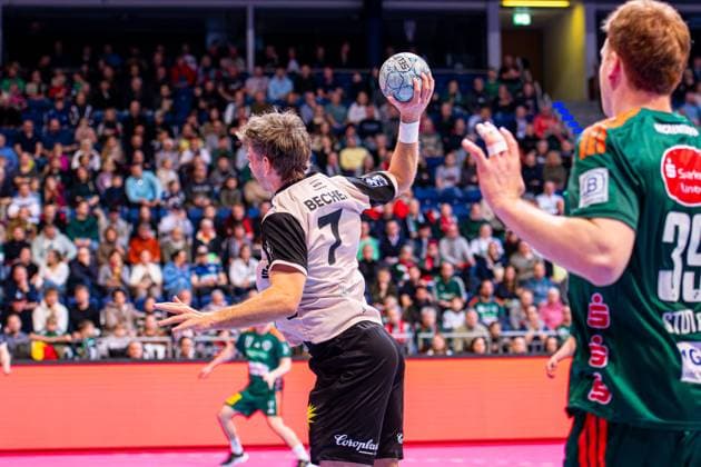 Lukas Becher Bergischer HC, No. 7 v l , TSV Hannover Burgdorf green against Bergischer HC beige on matchday 13 of the 2025 2026 season in the DAIKIN Handball Bundesliga 20 11 2025, ZAG Arena Hannover, GER , Copyright: xJanxGuentherx xTSVxHannover-Burgdorfx