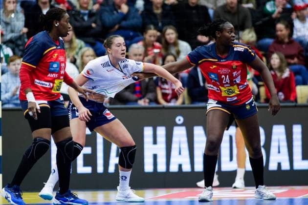 Posten Cup Norway Spain Sotra 20251120 Spain s Lysa Tchaptchet r and Kaba Gassama l , and Norway s Selma Henriksen during the handball match between Norway and Spain during the Posten Cup in Sotra Arena Photo Paul S Amundsen NTB Sotra Norway EDITORIAL USE ONLY RESTRICTED USE FOR BETTING COMPANIES  Copyright: xPaulxS.xAmundsenx xNTBx