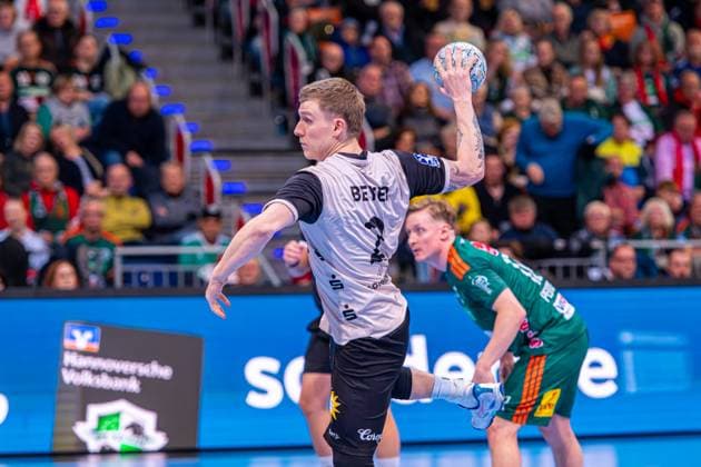 Noah Beyer Bergischer HC, No 2 v l , TSV Hannover Burgdorf green against Bergischer HC beige on matchday 13 of the 2025 2026 season in the DAIKIN Handball Bundesliga 20 11 2025, ZAG Arena Hannover, GER , Copyright: xJanxGuentherx xTSVxHannover-Burgdorfx