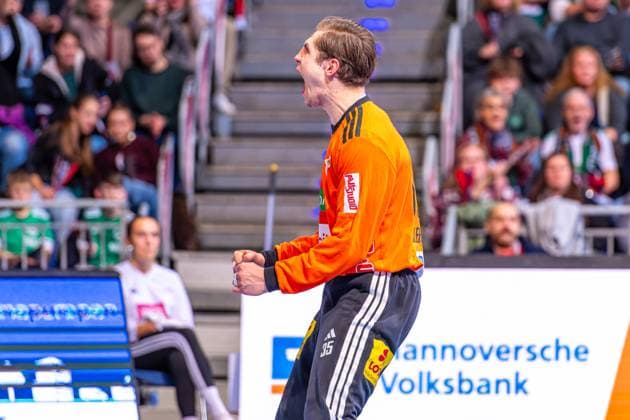 ,b35, v l , TSV Hannover Burgdorf green vs Bergischer HC beige on matchday 13 of the 2025 2026 season in the DAIKIN Handball Bundesliga 20 11 2025, ZAG Arena Hannover, GER , Copyright: xJanxGuentherx xTSVxHannover-Burgdorfx