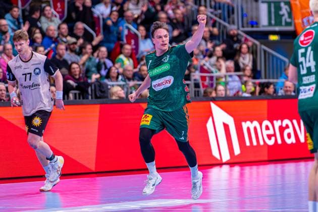 Leif Tissier TSV Hannover Burgdorf, No. 7 v l , TSV Hannover Burgdorf green against Bergischer HC beige on matchday 13 of the 2025 2026 season in the DAIKIN Handball Bundesliga 20 11 2025, ZAG Arena Hannover, GER , Copyright: xJanxGuentherx xTSVxHannover-Burgdorfx