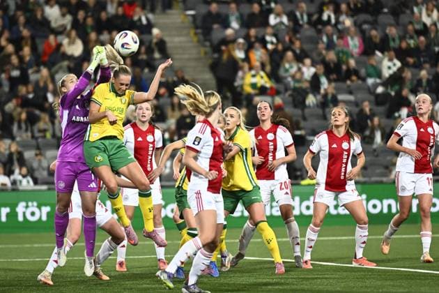 STOCKHOLM, SWEDEN 20251120 Ajax goalkeeper Regina van Eijk and Hammarbys Ellen Wangerheim in a head-to-head duel during Thursdays Europa Cup qualifier 2 of 2 between Hammarby IF and AFC Ajax at 3Arena STOCKHOLM SWEDEN x10050x  Copyright: xPontusxLundahl TTx EUROPA CUP-KVAL HAMMARBY-AJAX