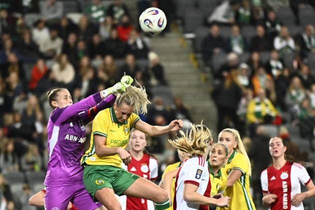 STOCKHOLM, SWEDEN 20251120 Ajax goalkeeper Regina van Eijk and Hammarbys Ellen Wangerheim in a head-to-head duel during Thursdays Europa Cup qualifier 2 of 2 between Hammarby IF and AFC Ajax at 3Arena STOCKHOLM SWEDEN x10050x  Copyright: xPontusxLundahl TTx EUROPA CUP-KVAL HAMMARBY-AJAX