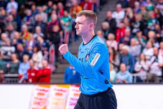 Lukas Diedrich Bergischer HC, No. 16 v l , TSV Hannover Burgdorf green against Bergischer HC beige on matchday 13 of the 2025 2026 season in the DAIKIN Handball Bundesliga 20 11 2025, ZAG Arena Hannover, GER , Copyright: xJanxGuentherx xTSVxHannover-Burgdorfx