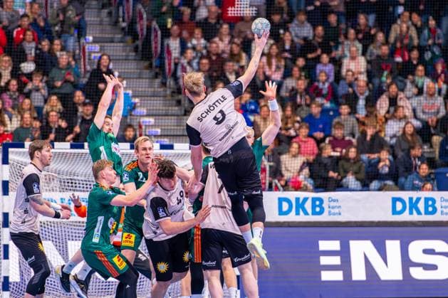 Nico Schöttle Bergischer HC, No. 8 v l , TSV Hannover Burgdorf green against Bergischer HC beige on matchday 13 of the 2025 2026 season in the DAIKIN Handball Bundesliga 20 11 2025, ZAG Arena Hannover, GER , Copyright: xJanxGuentherx xTSVxHannover-Burgdorfx