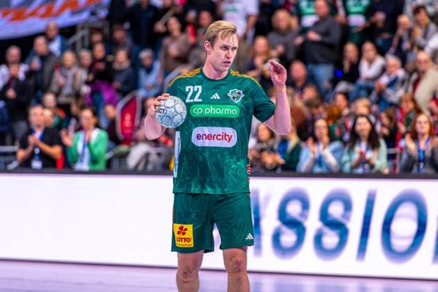 Marian Michalczik TSV Hannover Burgdorf, No. 22 v l , TSV Hannover Burgdorf green against Bergischer HC beige on matchday 13 of the 2025 2026 season in the DAIKIN Handball Bundesliga 20 11 2025, ZAG Arena Hannover, GER , Copyright: xJanxGuentherx xTSVxHannover-Burgdorfx