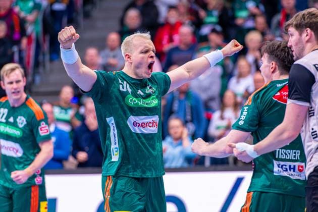 Justus Fischer TSV Hannover Burgdorf, No. 54 v l , TSV Hannover Burgdorf green against Bergischer HC beige on matchday 13 of the 2025 2026 season in the DAIKIN Handball Bundesliga 20 11 2025, ZAG Arena Hannover, GER , Copyright: xJanxGuentherx xTSVxHannover-Burgdorfx