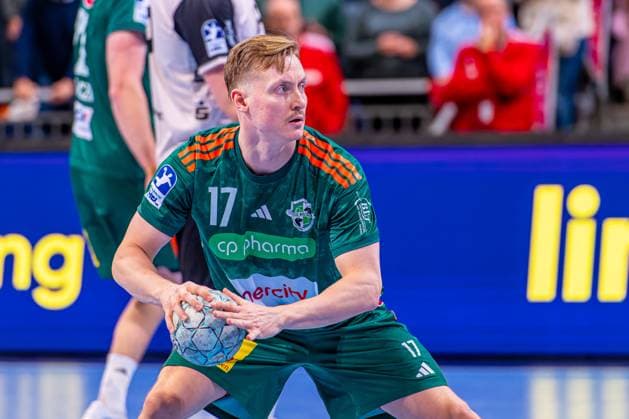 August Pedersen TSV Hannover Burgdorf, No. 17 v l , TSV Hannover Burgdorf green against Bergischer HC beige on matchday 13 of the 2025 2026 season in the DAIKIN Handball Bundesliga 20 11 2025, ZAG Arena Hannover, GER , Copyright: xJanxGuentherx xTSVxHannover-Burgdorfx