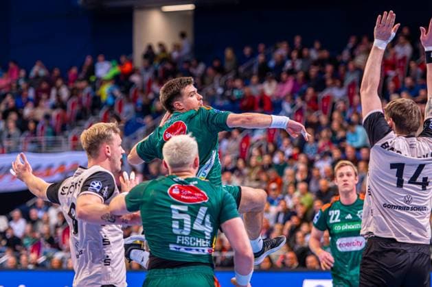 Renars Uscins TSV Hannover Burgdorf, No. 10 v l , TSV Hannover Burgdorf green against Bergischer HC beige on matchday 13 of the 2025 2026 season in the DAIKIN Handball Bundesliga 20 11 2025, ZAG Arena Hannover, GER , Copyright: xJanxGuentherx xTSVxHannover-Burgdorfx