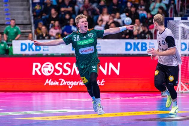 Daniel Weber TSV Hannover Burgdorf, No. 58 v l , TSV Hannover Burgdorf green against Bergischer HC beige on matchday 13 of the 2025 2026 season in the DAIKIN Handball Bundesliga 20 11 2025, ZAG Arena Hannover, GER , Copyright: xJanxGuentherx xTSVxHannover-Burgdorfx
