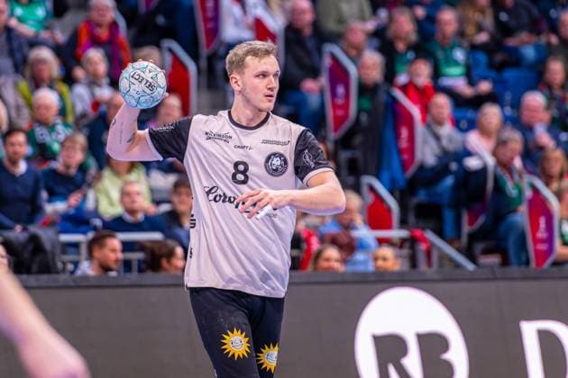 Nico Schöttle Bergischer HC, No. 8 v l , TSV Hannover Burgdorf green against Bergischer HC beige on matchday 13 of the 2025 2026 season in the DAIKIN Handball Bundesliga 20 11 2025, ZAG Arena Hannover, GER , Copyright: xJanxGuentherx xTSVxHannover-Burgdorfx