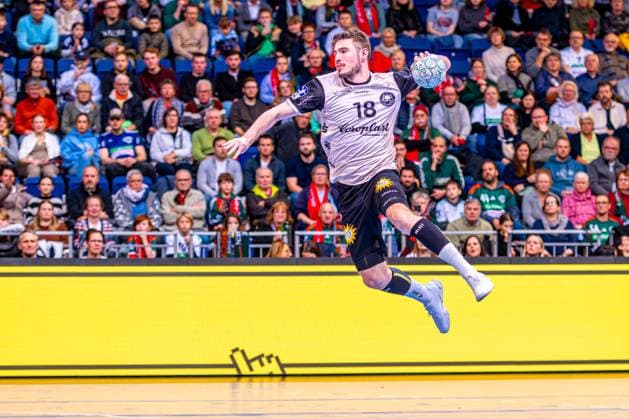 Yannick Fraatz Bergischer HC, No. 18 v l , TSV Hannover Burgdorf green against Bergischer HC beige on matchday 13 of the 2025 2026 season in the DAIKIN Handball Bundesliga 20 11 2025, ZAG Arena Hannover, GER , Copyright: xJanxGuentherx xTSVxHannover-Burgdorfx