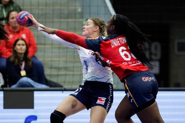 Posten Cup Norway Spain Sotra 20251120 Spain s Lyndie Tchaptchet and Norway s Maren Nyland Aardahl during the handball match between Norway and Spain during the Posten Cup in Sotra Arena Photo Paul S Amundsen NTB Sotra Norway EDITORIAL USE ONLY RESTRICTED USE FOR BETTING COMPANIES  Copyright: xPaulxS.xAmundsenx xNTBx