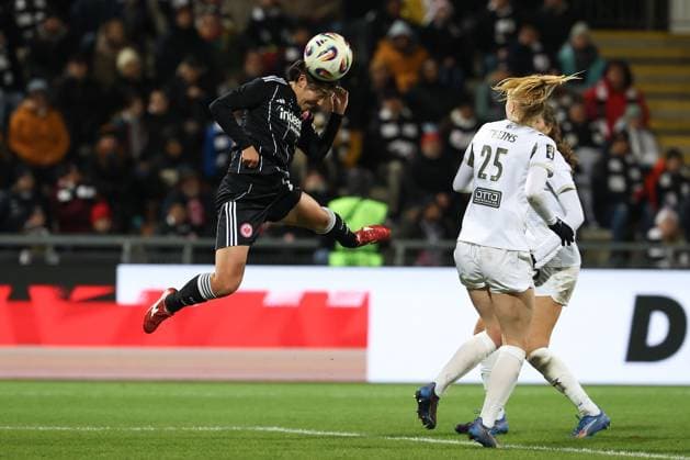 2025 11 20 xJFx Qualifying round UEFA Women™s Europa Cup 2025 2026 Round of 16 second leg Eintracht Frankfurt PSV Eindhoven v l , Remina Chiba Eintracht Frankfurt header, header duel, Emma Frijns PSV Eindhoven DFL DFB REGULATIONS PROHIBIT ANY USE OF PHOTOGRAPHS as IMAGE SEQUENCES and or QUASI VIDEO Copyright: JoaquimxFerreira