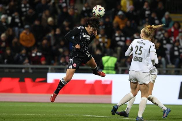 2025 11 20 xJFx Qualifying round UEFA Women™s Europa Cup 2025 2026 Round of 16 second leg Eintracht Frankfurt PSV Eindhoven v l , Remina Chiba Eintracht Frankfurt header, header duel, Emma Frijns PSV Eindhoven DFL DFB REGULATIONS PROHIBIT ANY USE OF PHOTOGRAPHS as IMAGE SEQUENCES and or QUASI VIDEO Copyright: JoaquimxFerreira