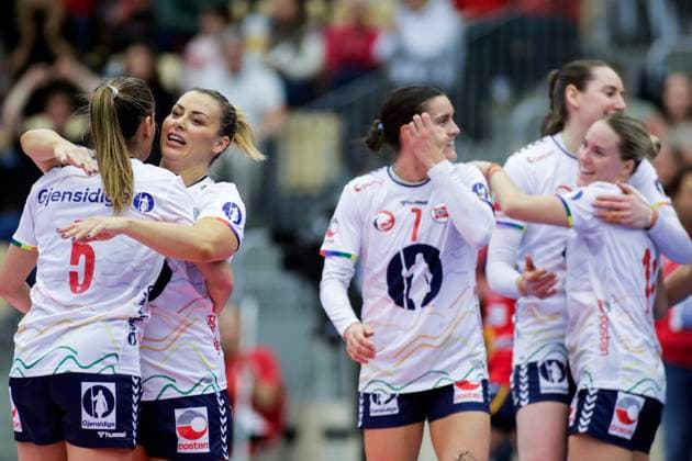 Posten Cup: Norway- Spain Sotra 20251120. Norway s Nora Mork and teammates during the handball match between Norway and Spain during the Posten Cup in Sotra Arena. Photo: Paul S. Amundsen NTB Sotra Norway EDITORIAL USE ONLY. RESTRICTED USE FOR BETTING COMPANIES Ref:_SPOwZ_KBxp5Rnk.jpg  Copyright: xPaulxS.xAmundsenx xNTBx