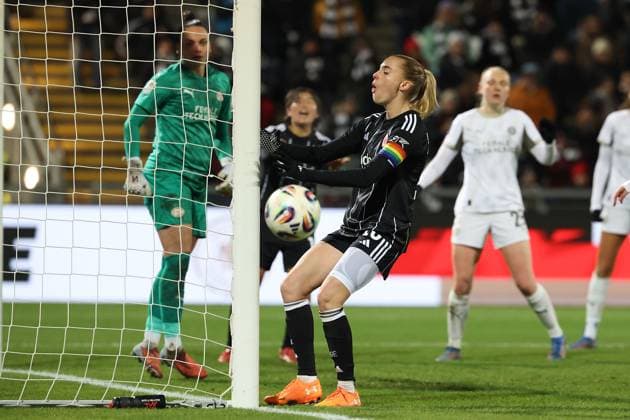 2025 11 20 xJFx Qualifying round UEFA Women™s Europa Cup 2025 2026 Round of 16 second leg Eintracht Frankfurt PSV Eindhoven v l , Laura Freigang Eintracht Frankfurt enttaeuscht, enttaeuscht schauend, dissapointed, traurig, frustiert, frust, gefrustet DFL DFB REGULATIONS PROHIBIT ANY USE OF PHOTOGRAPHS as IMAGE SEQUENCES and or QUASI VIDEO Copyright: JoaquimxFerreira