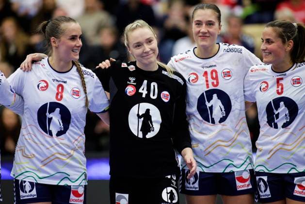 Posten Cup Norway Spain Sotra 20251120 Norges Live Rushfeldt Deila f v , Eli Marie Raasok, Selma Henriksen and Anniken Obaidli after the handball match between Norway and Spain during the Posten Cup in Sotra Arena Photo Paul S Amundsen NTB Sotra Norway EDITORIAL USE ONLY RESTRICTED USE FOR BETTING COMPANIES  Copyright: xPaulxS.xAmundsenx xNTBx