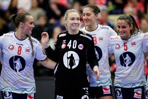 Posten Cup Norway Spain Sotra 20251120 Norges Live Rushfeldt Deila f v , Eli Marie Raasok, Selma Henriksen and Anniken Obaidli after the handball match between Norway and Spain during the Posten Cup in Sotra Arena Photo Paul S Amundsen NTB Sotra Norway EDITORIAL USE ONLY RESTRICTED USE FOR BETTING COMPANIES  Copyright: xPaulxS.xAmundsenx xNTBx