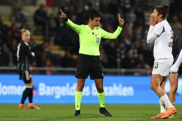 2025 11 20 xJFx Qualifying round UEFA Women™s Europa Cup 2025 2026 Round of 16 second leg Eintracht Frankfurt PSV Eindhoven v l , referee Catarina Campos POR gives instructions, gesticulates, gesticulate with arms gives instructions, gesticulate DFL DFB REGULATIONS PROHIBIT ANY USE OF PHOTOGRAPHS as IMAGE SEQUENCES and or QUASI VIDEO Copyright: JoaquimxFerreira