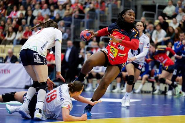 Posten Cup Norway Spain Sotra 20251120 Spain s Lyndie Tchaptchet and Norway s Selma Henriksen during the handball match between Norway and Spain during the Posten Cup in Sotra Arena Photo Paul S Amundsen NTB Sotra Norway EDITORIAL USE ONLY RESTRICTED USE FOR BETTING COMPANIES  Copyright: xPaulxS.xAmundsenx xNTBx