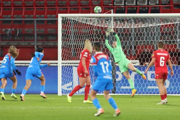 Julia Bartel of Atletico Madrid scores a goal during the match FC Twente Enschede vs Atletico de Madrid at the Stadium the Grolsch Veste for the Champions League women season 2025 2026 in ENSCHEDE, Netherlands on 20 november 2025, photo by Peter Lous EYE4images DeFodi Images