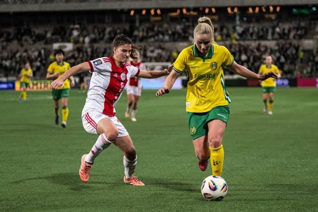 251120 Danique Noordman of Ajax and Anna Josendal of Hammarby during the UEFA Women s Europa Cup football match between Hammarby and Ajax on November 20, 2025 in Stockholm Photo Emma Wallskog BILDBYRAN COP 320 EW0590 fotboll football soccer fotball europa cup hammarby ajax uefa womens europa cup dam bbeng  Copyright: EMMAxWALLSKOG BB251120EW039