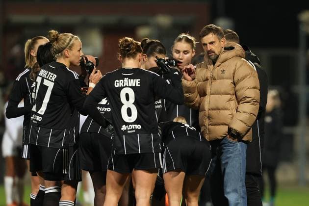 2025 11 20 xJFx Qualifying round UEFA Women™s Europa Cup 2025 2026 Round of 16 second leg Eintracht Frankfurt PSV Eindhoven v l , coach Niko Arnautis Eintracht Frankfurt gives instructions, gesticulates, gesticulate with arms gives instructions, gesticulate DFL DFB REGULATIONS PROHIBIT ANY USE OF PHOTOGRAPHS as IMAGE SEQUENCES and or QUASI VIDEO Copyright: JoaquimxFerreira