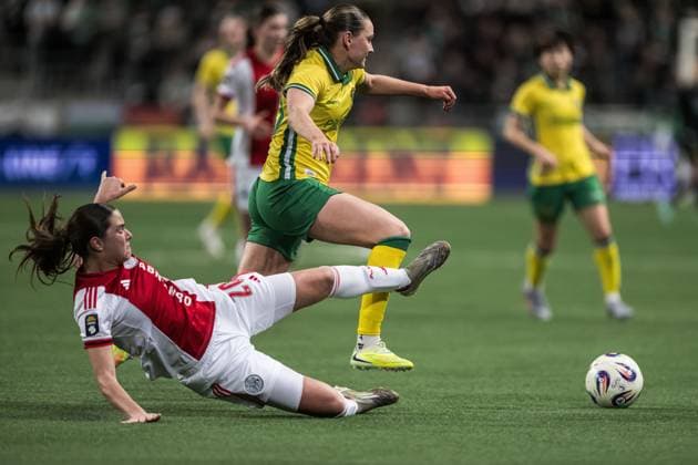 251120 Isa Colin of Ajax and Vilde Hasund of Hammarby during the UEFA Women s Europa Cup football match between Hammarby and Ajax on November 20, 2025 in Stockholm Photo Emma Wallskog BILDBYRAN COP 320 EW0590 fotboll football soccer fotball europa cup hammarby ajax uefa womens europa cup dam bbeng  Copyright: EMMAxWALLSKOG BB251120EW046