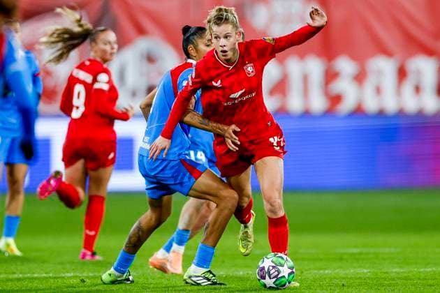 Eva Oude Elberink of FC Twente dribbles with the ball under pressure from Gabriela Garcia of Atletico Madrid FC Twente v Club Atletico de Madrid, UEFA Women s Champions League 2025 26 League Phase MD4, FC Twente v Club Atletico de Madrid, FC Twente Stadion, November 20, 2025, Enschede, Netherlands.