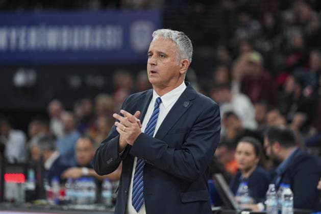 Anadolu Efes v Barcelona - Euroleague ISTANBUL, TURKIYE - NOVEMBER 20: Head Coach of Anadolu Efes Igor Kokoskov follows the EuroLeague week 12 game between Anadolu Efes and Barcelona at the Turkcell Basketball Development Center in Istanbul, Turkiye, on November 20, 2025. Adem Kutucu Anadolu Istanbul Turkey. Editorial use only. Please get in touch for any other usage.  Copyright: x2025xAnadoluxAdemxKutucux