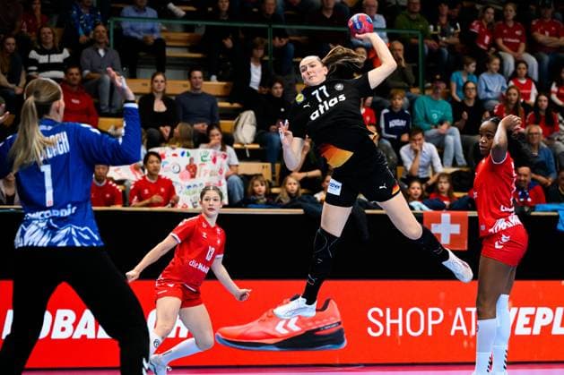 Handball, womens national match Switzerland Germany from left goalkeeper Lea Schüpbach Schuepbach Switzerland , Viola Leuchter Germany St Gallen Kreuzbleiche Switzerland