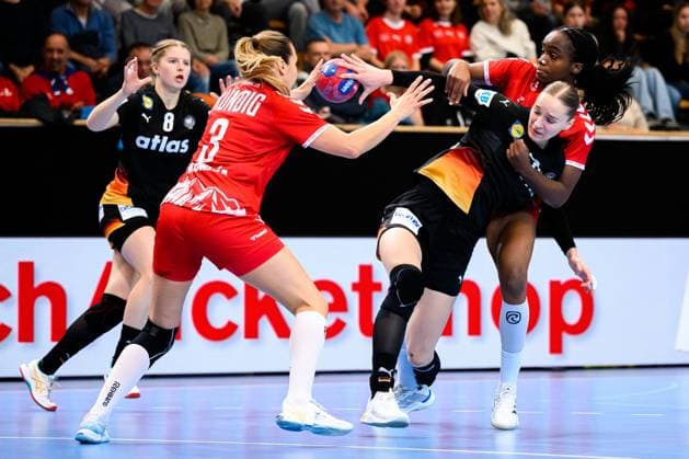 Handball, womens national match Switzerland Germany from left in duel Kerstin Kündig Kuendig Switzerland , Alina Grijseels Germany , Clairebel Coker Switzerland St Gallen Kreuzbleiche Switzerland