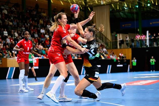 Handball, womens national match Switzerland Germany from left in duel Kerstin Kündig Kuendig Switzerland and Xenia Smits Germany St Gallen Kreuzbleiche Switzerland