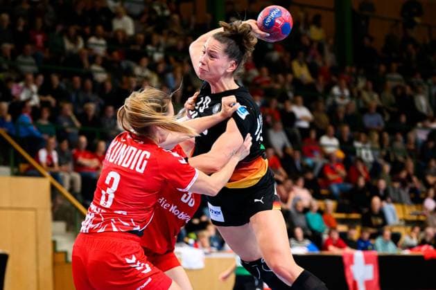 Handball, womens national match Switzerland Germany from left in duel Kerstin Kündig Kuendig Switzerland and Emily Vogel Germany St Gallen Kreuzbleiche Switzerland