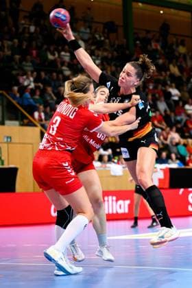 Handball, womens national match Switzerland Germany from left in duel Kerstin Kündig Kuendig Switzerland and Emily Vogel Germany St Gallen Kreuzbleiche Switzerland