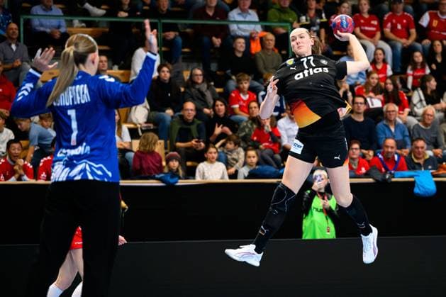 Handball, womens national match Switzerland Germany from left goalkeeper Lea Schüpbach Schuepbach Switzerland , Viola Leuchter Germany St Gallen Kreuzbleiche Switzerland